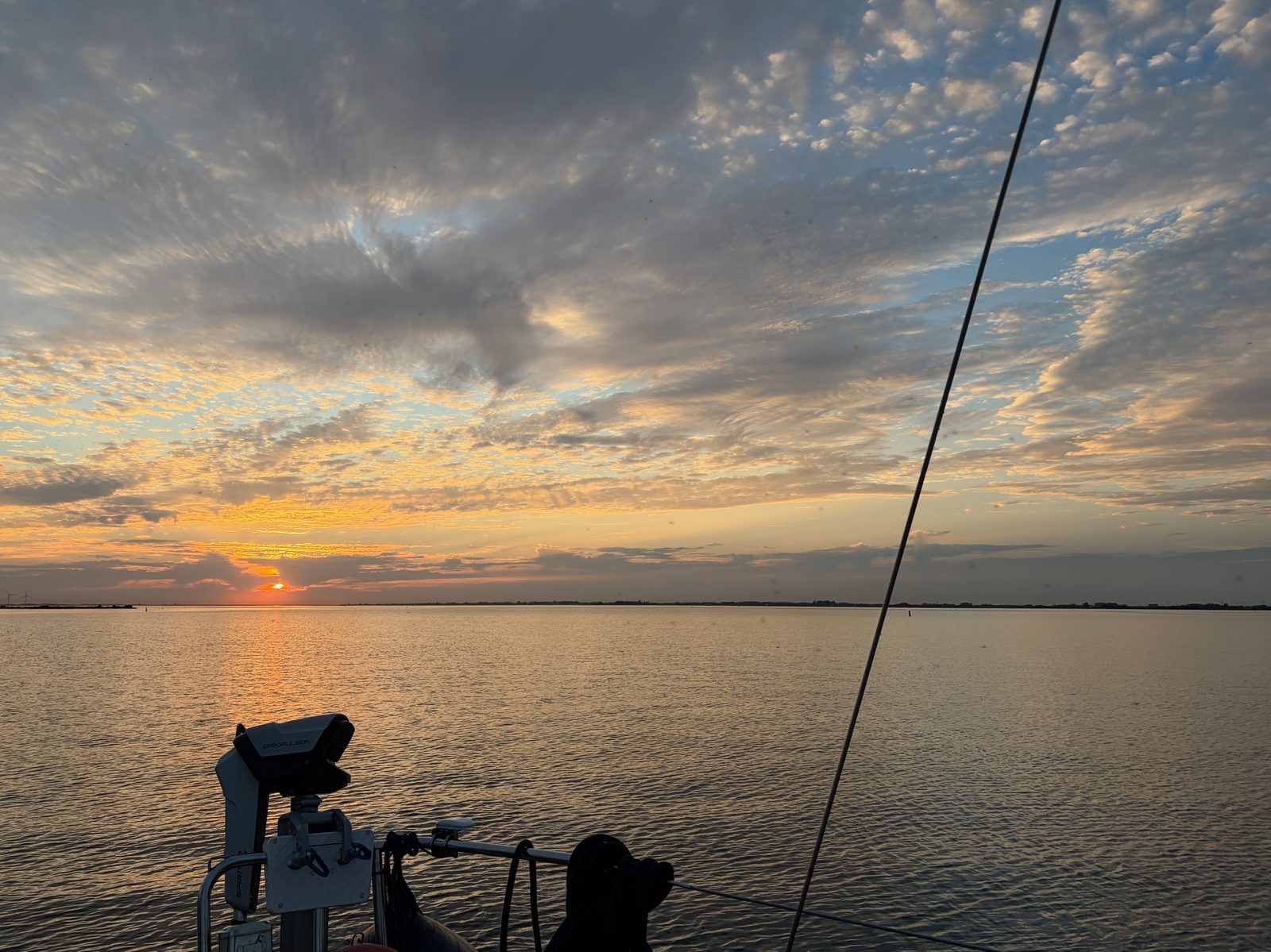 Zonsondergang boven het Haringvliet vanaf de boot