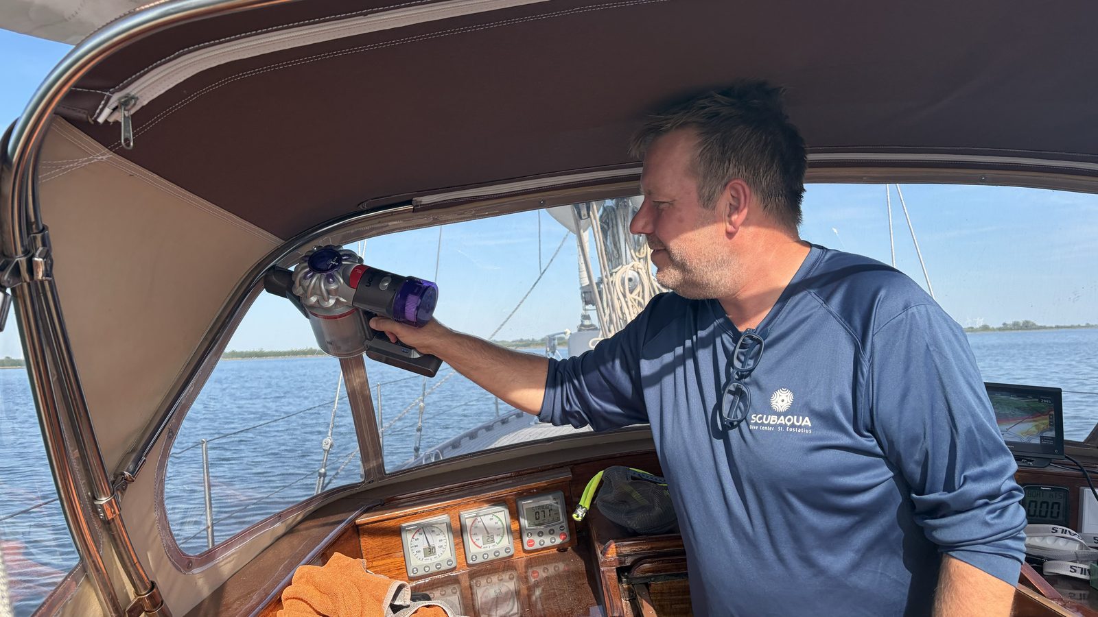 Michiel zuigt met een kruimeldief de muggen uit de kuiptent