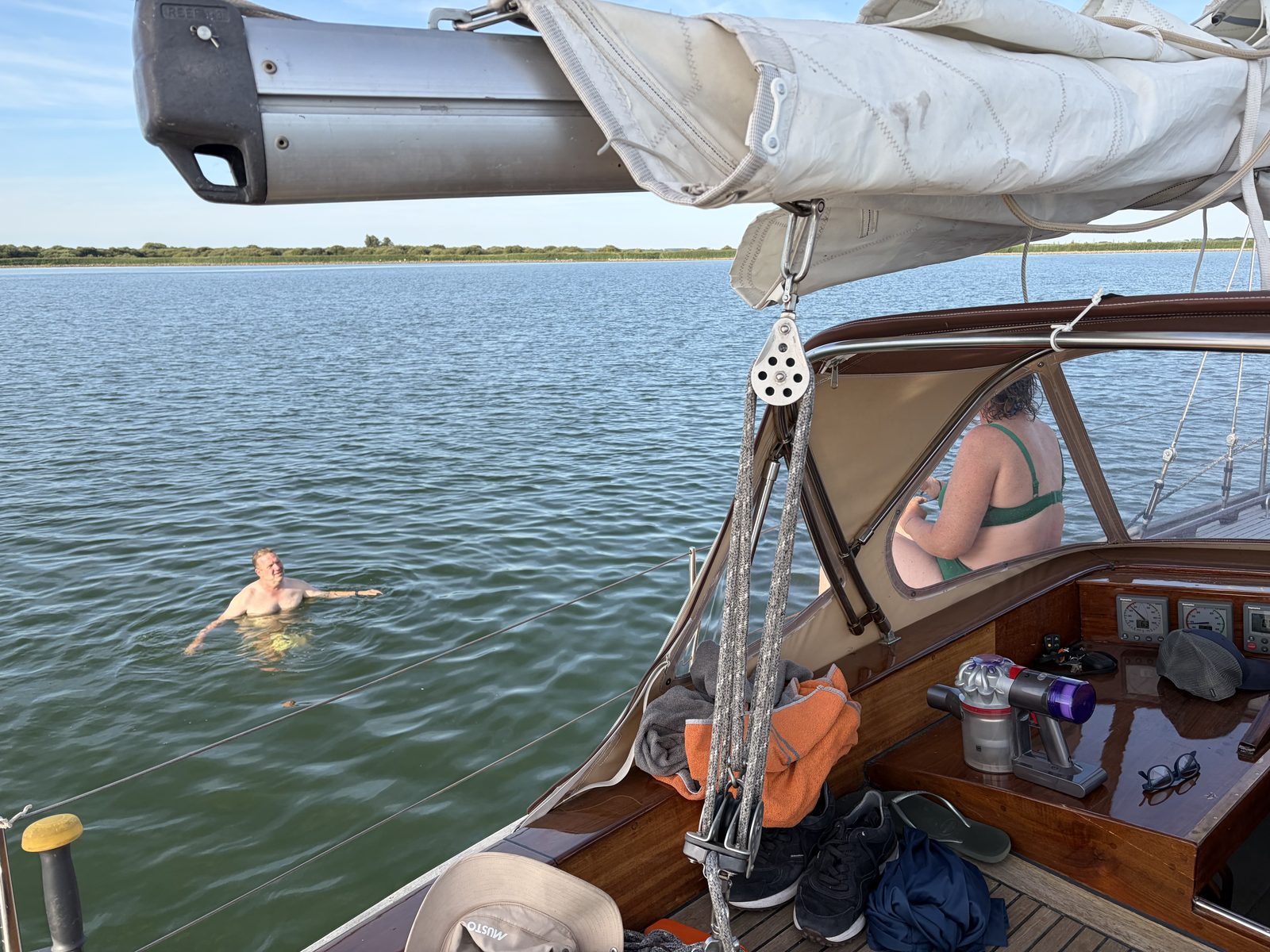Zwemmen naast de boot voor anker, laat op de middag