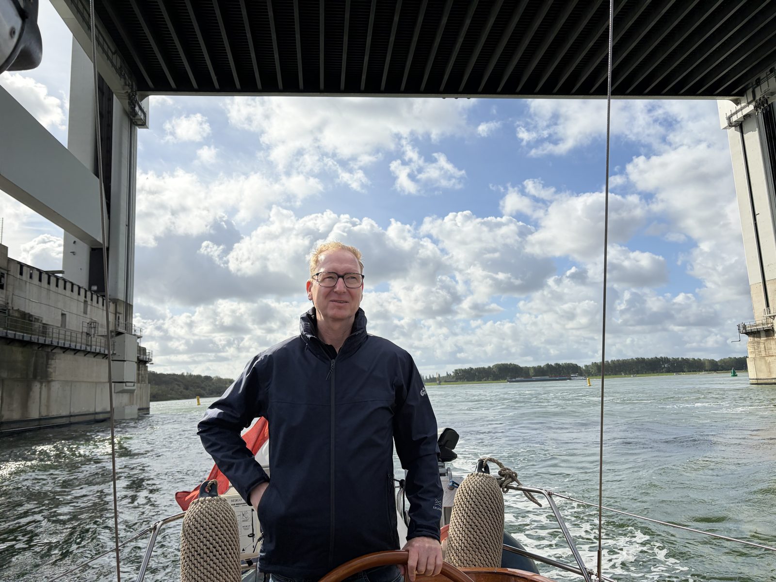 Aan het roer onder de brug