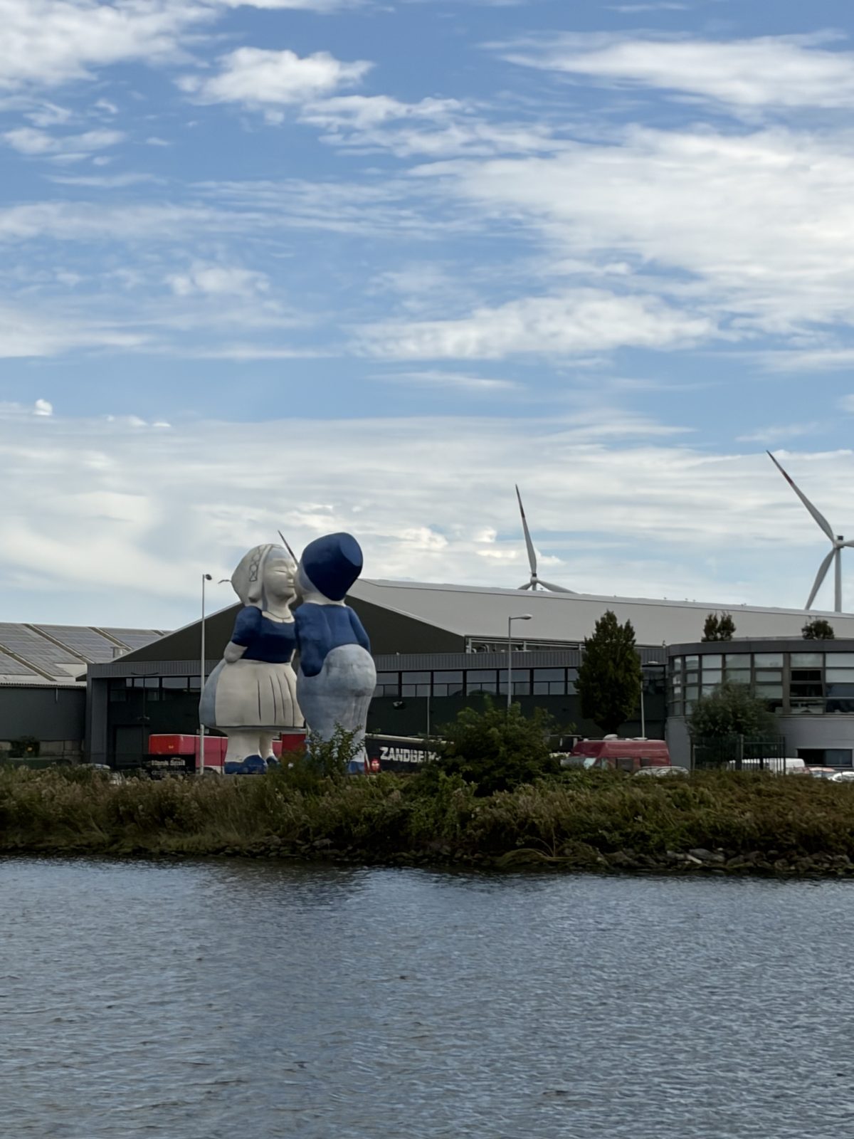 Het kussende paar langs het Noordzeekanaal