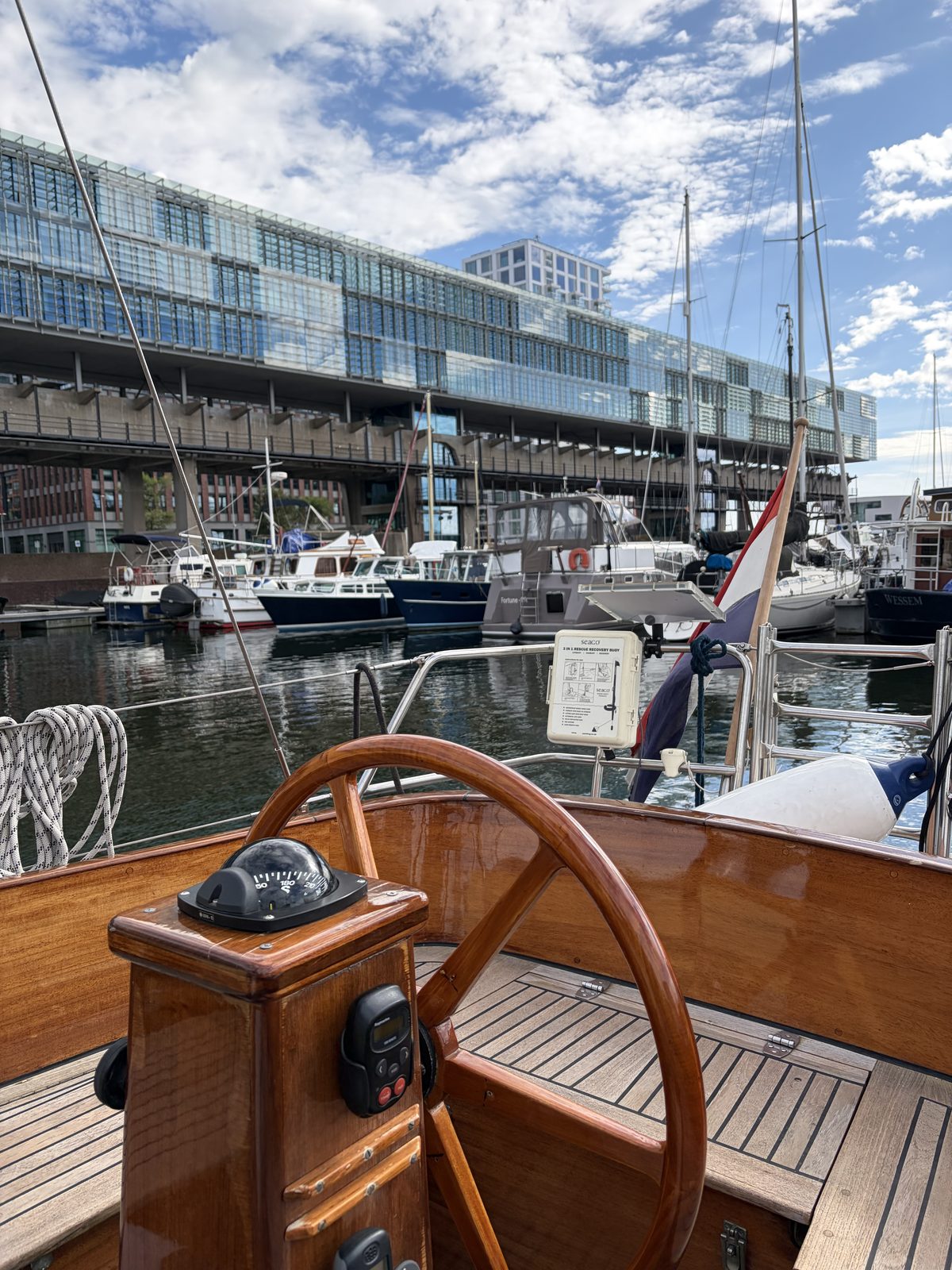 Afgemeerd bij Amsterdam Marina