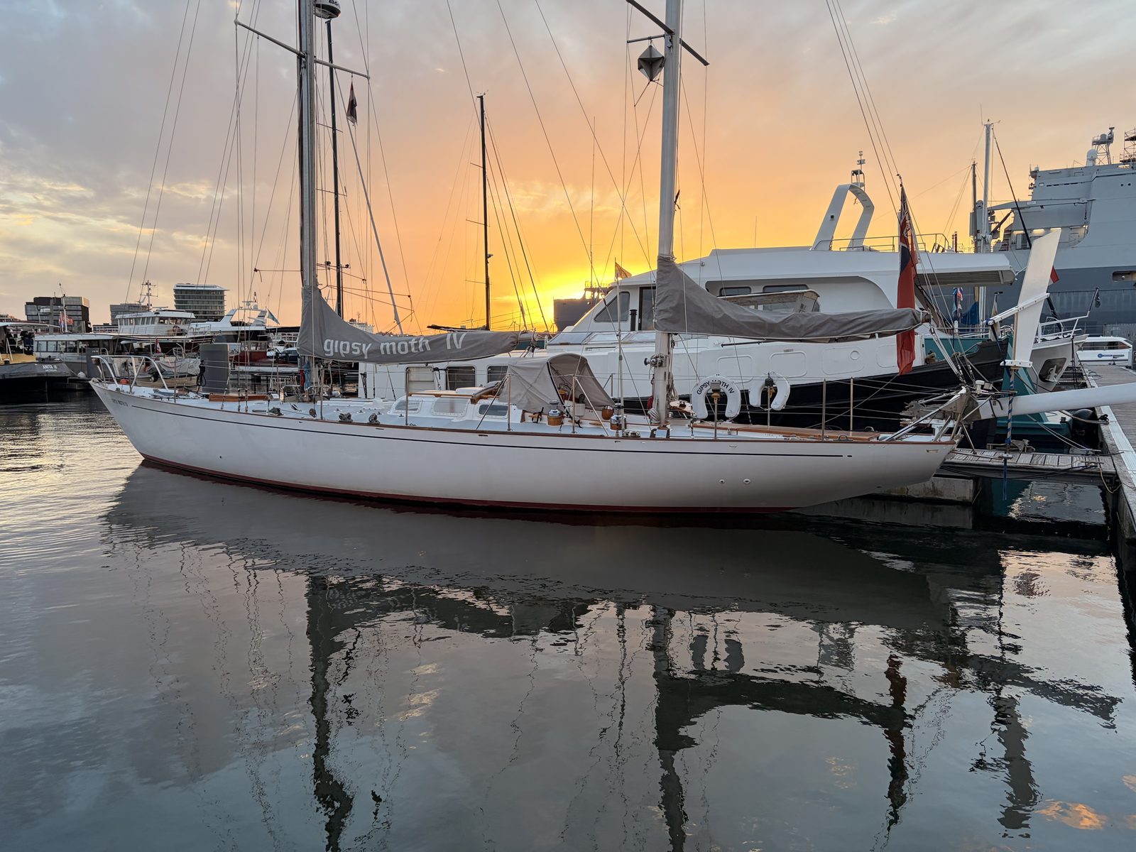 De vuurtoren van Marken, een zeiler ernaast